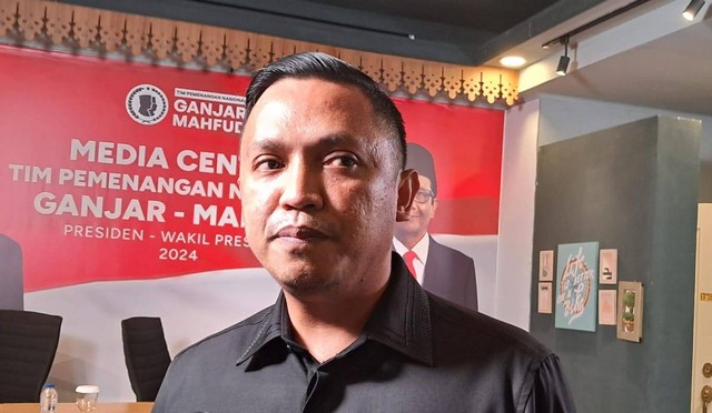Direktur Hukum TPN Ganjar-Mahfud Ronny Talapessy di Media Center TPN, Gondangdia, Jakarta Pusat, Senin (20/11/2023). Foto: Annisa Thahira Madina/kumparan
