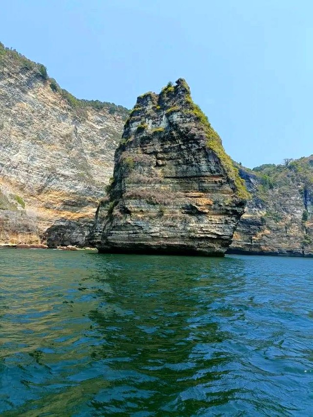 Salah satu tebing yang berada di Pulau Nusa Barong. 