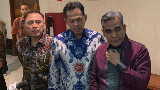 Aries Marsudiyanto, Ketua Bapilu Gerindra Jabar (tengah) dan Sekjen Gerindra Ahmad Muzani (kanan) konferensi pers Bappilu Jabar di Hotel Bidakara, Jakarta, Senin (20/11/2023). Foto: Luthfi Humam/kumparan