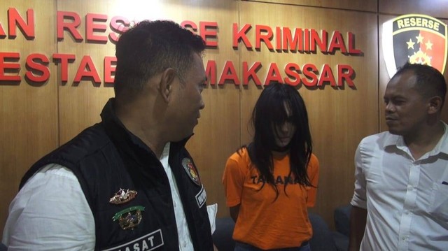 ARK alias T (22 tahun), seorang pria di Kota Makassar, Sulawesi Selatan (Sulsel), yang ditangkap lantaran melakukan hubungan badan sesama jenis yang disiarkan live di Instagram, akhirnya ditetapkan tersangka. Foto: kumparan