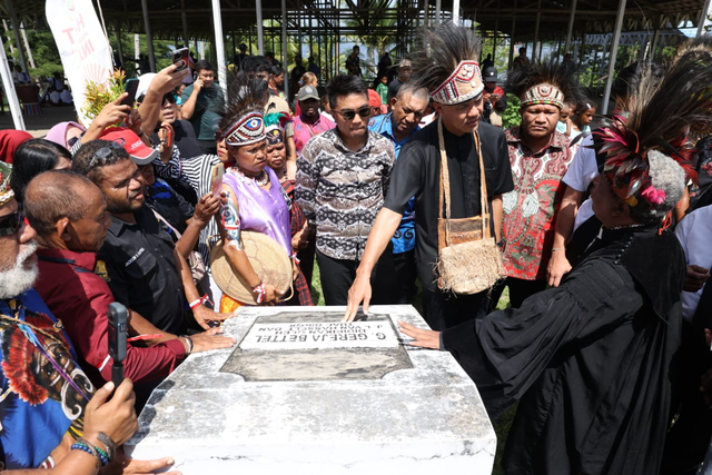 Capres Ganjar Pranowo saat berkunjung ke tempat-tempat bersejarah di Pulau Mansinam, Distrik Manokwari Timur, Kabupaten Manokwari, Papua Barat, Senin (20/11/2023). Foto: Dok. Istimewa