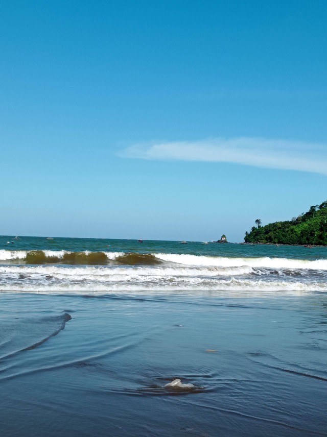 Dokumentasi Pribadi. Adanya sampah plastik yang berada di bibir Pantai Gemah Tulungagung.