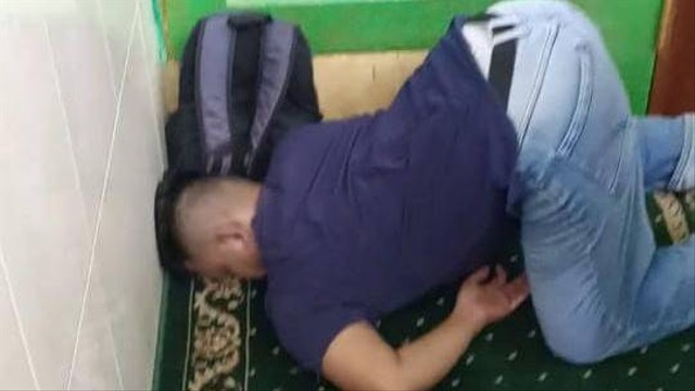 Warga Gresik meninggal dunia dengan posisi sujud, saat salat berjamaah di masjid. Foto: Mili.id