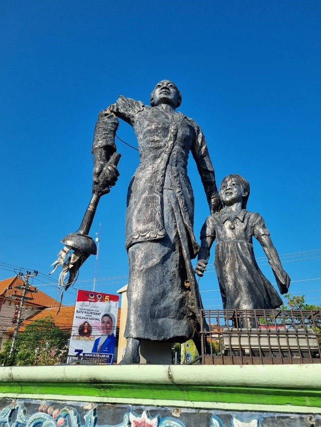 Patung legendaris RA Kartini di Jepara, pagi ini, Selasa (21/11) tangannya patah. Dok Dinas Pekerjaan Umum dan Tata Ruang (PUPR) Kabupaten Jepara