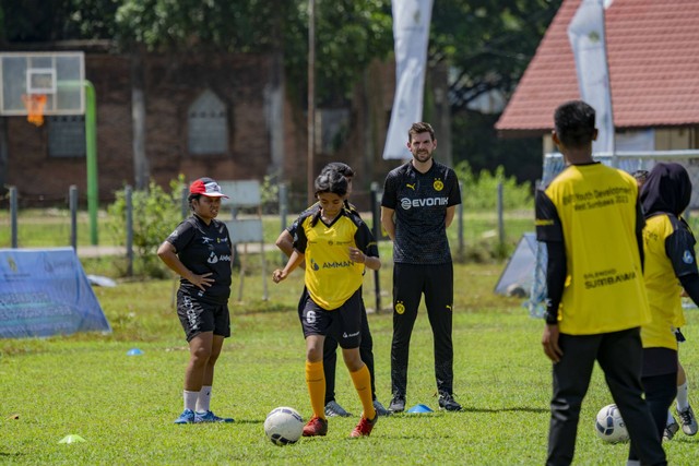 Pelatih dari Borussia Dortmund turun lapangan membina talenta muda sepak bola di Sumbawa Barat. Foto: Dok. AMMAN