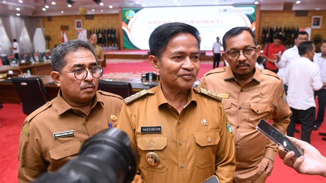 Pj Gubernur Sumut Hassanudin (tengah), Kadis Kominfo Ilyas Sitorus (kanan), dan Kadis Ketenagakerjaan Abdul Haris (kiri) saat siaran pers UMP Sumut di Rumah Dinas Gubernur Sumut. Foto: Dok. Pemprov Sumut