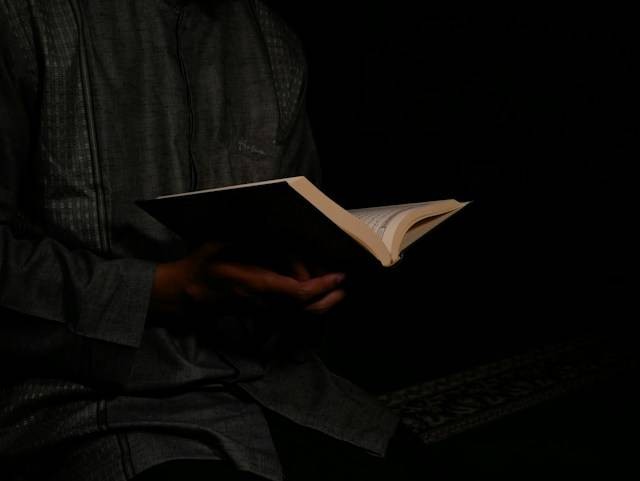 Ilustrasi innalillahi wa inna ilaihi rojiun bahasa Arab. Foto: Unsplash