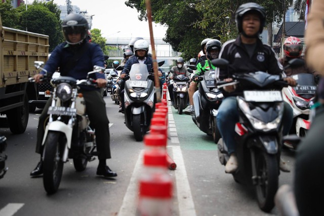 Pengendara sepeda motor melintas di jalur sepeda di kawasan Salemba, Jakarta, Selasa (21/11). Foto: Iqbal Firdaus/kumparan