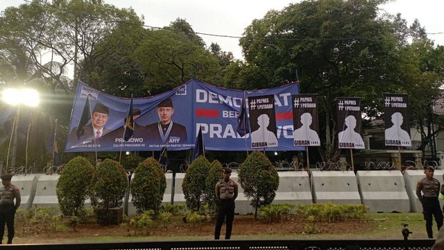Spanduk dari relawan bertuliskan Demokrat Bersama Prabowo pada acara penetapan nomor urut capres-cawapres di Gedung KPU, Jakarta Pusat. Foto: Fadlan/kumparan