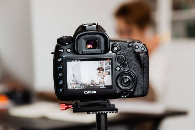 Ilustrasi perbedaan background foto merah dan biru. Foto : Pexels