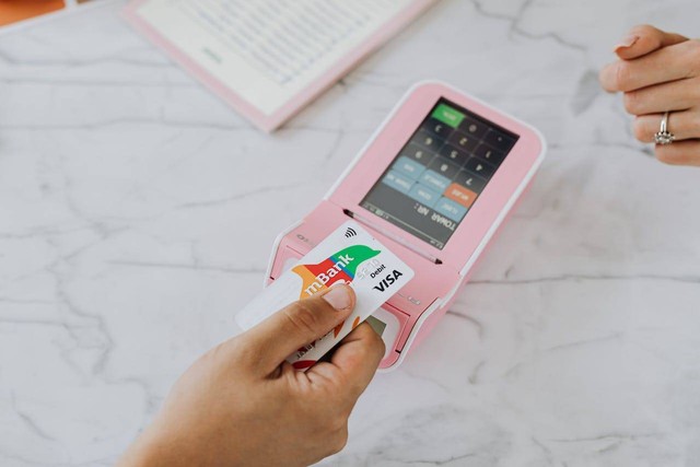 Ilustrasi cara menggunakan NFC pada kartu ATM. Foto: Pexels