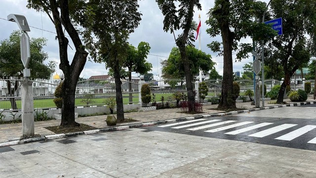 Kondisi yang diduga terbuat dari keramik yang bikin pengendara tergelincir di Jalan sudirman, Kota Medan, Selasa (21/11/2023). Foto: Tri Vosa/kumparan