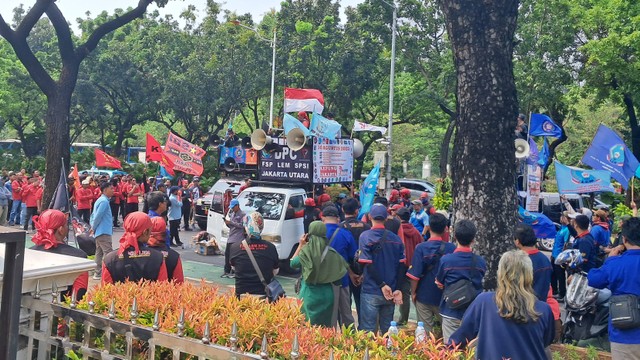 Massa buruh berdemo menuntut UMP 2024 naik 15 persen di Balai Kota DKI Jakarta, Selasa (21/11/2023). Foto: Annisa Thahira Madina/kumparan