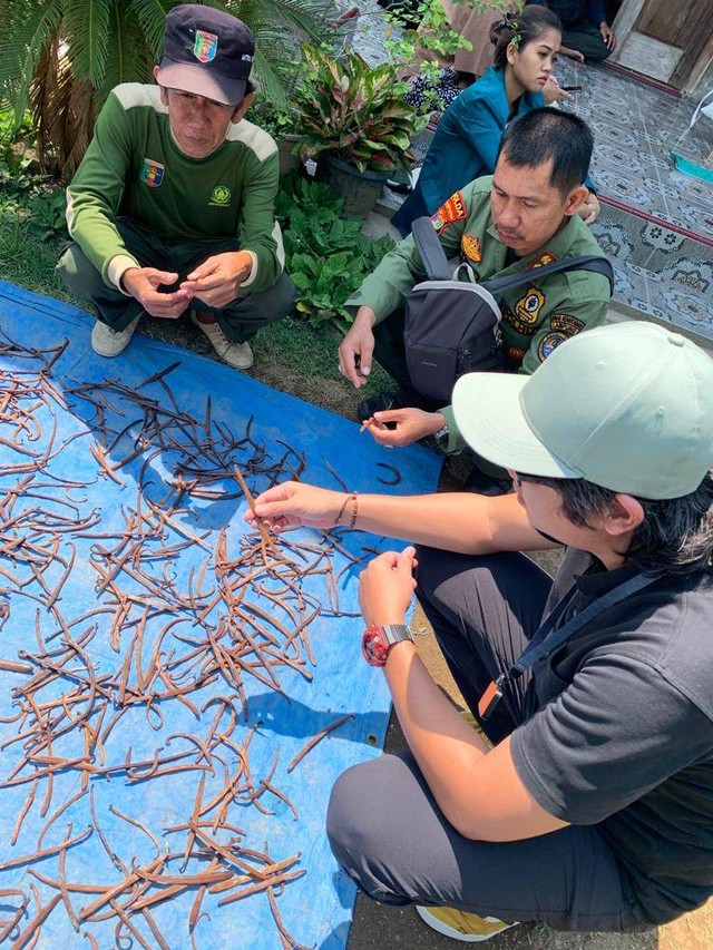 Wawancara Mahasiswa kepada Ketua Kelompok Tani Hutan didampingi polhut (Dok Pribadi)