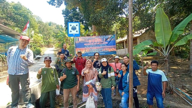 Foto Lapangan Bersama Mahasiswa, Dosen, Polhut, dan Petani Vanili (Dok. Pribadi)