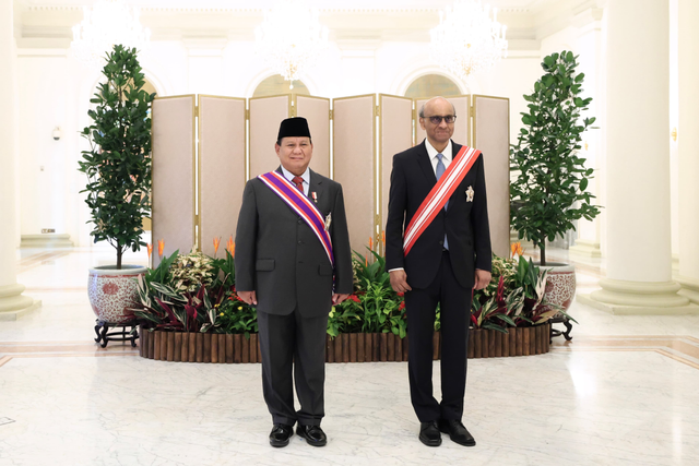 Menhan Prabowo Subianto menerima penghargaan Darjah Utama Bakti Cemerlang dari Presiden Singapura Tharman Sanmugaratnam di Istana Kepresidenan Singapura, Selasa (21/11). Foto: Dok. Istimewa