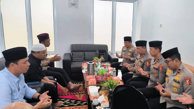 Kepala Operasi Nusantara Cooling System (NCS) Polri, Irjen Asep Edi Suheri menemui Ustaz Abdul Somad (UAS) di Pesantren Nurul Azhar, Pekanbaru, Riau pada Selasa (21/11/2023). Foto: Dok. Istimewa
