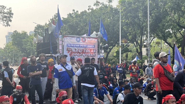 Massa buruh berdemo menuntut UMP 2024 naik 15 persen di Balai Kota DKI Jakarta, Selasa (21/11/2023). Foto: Widya Islamiati/kumparan