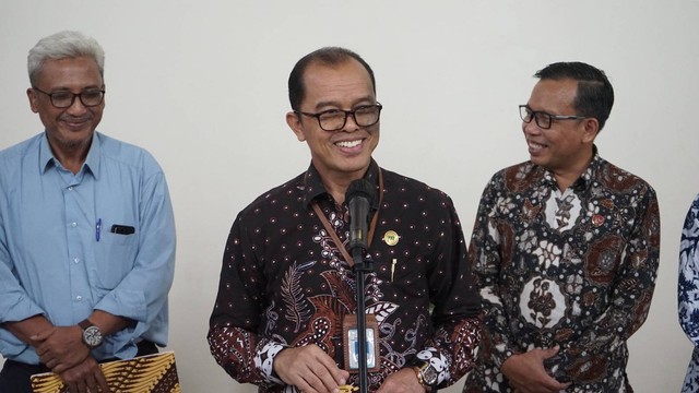 Sekda DIY, Beny Suharsono, saat mengumumkan kenaikan UMP DIY 2024 di Kompleks Kepatihan Yogyakarta, Selasa (21/11). Foto: Arif UT/Pandangan Jogja