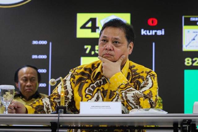 Ketua Umum Partai Golkar Airlangga Hartarto memberikan pengarahan kepada bakal calon kepala daerah dan wakil kepala daerah di Kantor DPP Partai Golkar, Jakarta Barat, Selasa (21/11/2023). Foto: Iqbal Firdaus/kumparan