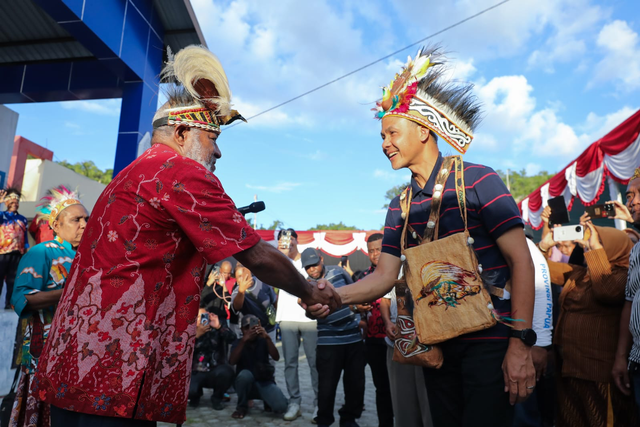 Capres Ganjar Prabowo bertemu Kepala Suku Hassor Gerson Yulianus Hassor di kawasan Tobati, Jayapura, Papua, Selasa (21/11/2023). Foto: Dok. Istimewa