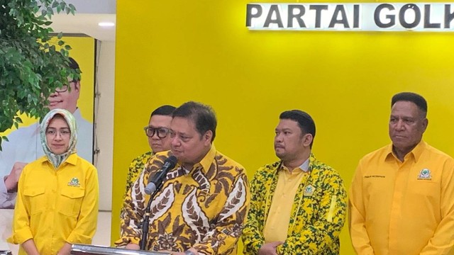 Ketua Umum Partai Golkar Airlangga Hartarto konferensi pers usai memberikan pengarahan kepada calon kepala daerah di DPP Golkar, Jakarta, Selasa (21/11/2023). Foto: Luthfi Humam/kumparan