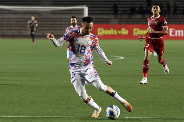 Pemain Timnas Filipina Patrick Reichelt mencetak gol ke gawang Timnas Indonesia pada pertandingan Grup F Kualifikasi Piala Dunia 2026 Zona Asia di Stadion Rizal Memorial, Manila, Filipina, Selasa (21/11/2023). Foto: Eloisa Lopez/REUTERS