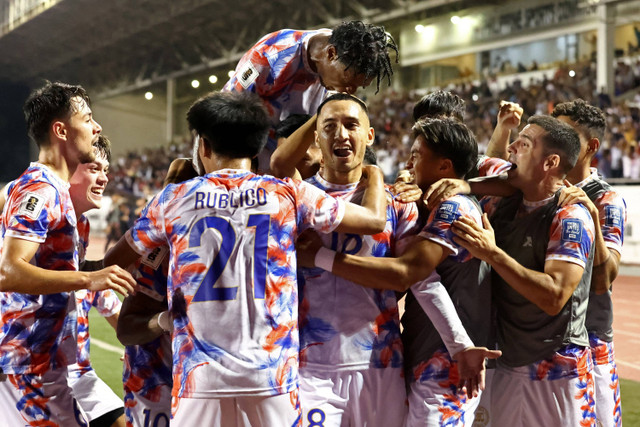 Selebrasi pemain Timnas Filipina usai mencetak gol ke gawang Timnas Indonesia pada pertandingan Grup F Kualifikasi Piala Dunia 2026 Zona Asia di Stadion Rizal Memorial, Manila, Filipina, Selasa (21/11/2023). Foto: Eloisa Lopez/REUTERS