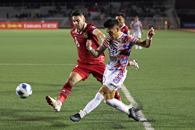 Pemain Timnas Filipina Jose Porteria memberikan umpan kepada rekannya saat melawan Timnas Indonesia pada pertandingan Grup F Kualifikasi Piala Dunia 2026 Zona Asia di Stadion Rizal Memorial, Manila, Filipina, Selasa (21/11/2023). Foto: Eloisa Lopez/REUTERS