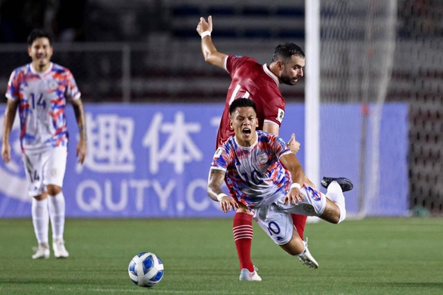 Pemain Timnas Indonesia Jordi Amat berebut bola dengan pemain Timnas Filipina Jose Porteria pada pertandingan Grup F Kualifikasi Piala Dunia 2026 Zona Asia di Stadion Rizal Memorial, Manila, Filipina, Selasa (21/11/2023). Foto: Eloisa Lopez/REUTERS