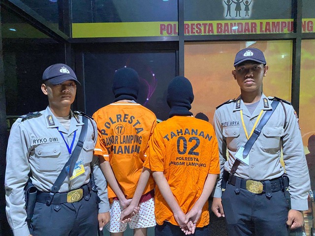 Kedua pelaku jambret yang berhasil diamankan. | Foto: Sinta Yuliana/Lampung Geh