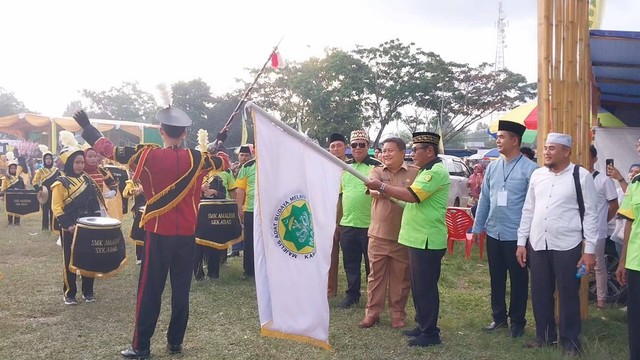 Wabup Subandrio bersama Ketua MABM Sekadau melepas pawai taaruf Festival Budaya Melayu. Foto: Dina Mariana/Hi!Pontianak