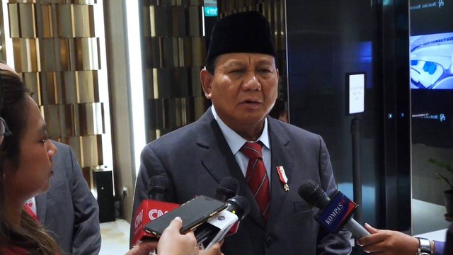 Prabowo beri keterangan kepada wartawan usai jenguk Luhut di Singapura. Foto: Dok. Istimewa