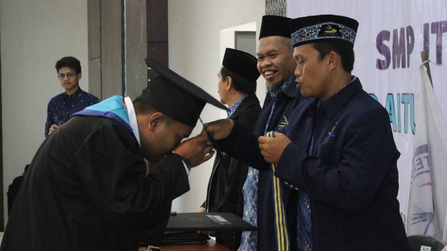 siswa SMAIT Baitul anshor berbudi luhur sedang melaksanakan agenda wisuda kelulusan 16/6/23