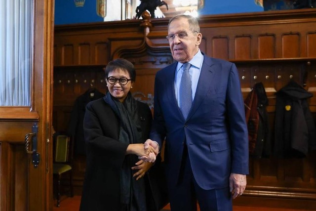 Menteri Luar Negeri RI Retno Marsudi berjabat tangan dengan Menlu Rusia Sergei Lavrov saat bertemu perwakilan OKI di Moskow, Rusia, Selasa (21/11/2023). Foto: Kemlu RI