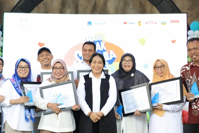 Kementerian Pemberdayaan Perempuan dan Perlindungan Anak (Kemen PPA) Republik Indonesia (RI) memberikan penghargaan kepada SMPN 28 Kota Surabaya. Foto: Diskominfo Surabaya