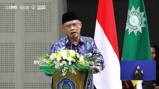 Ketua Umum PP Muhammadiyan Haedar Nashir memberikan sambutan Dialog Terbuka Muhammadiyah, Rabu (22/11/2023). Foto: Youtube/ Muhammadiyah Channel