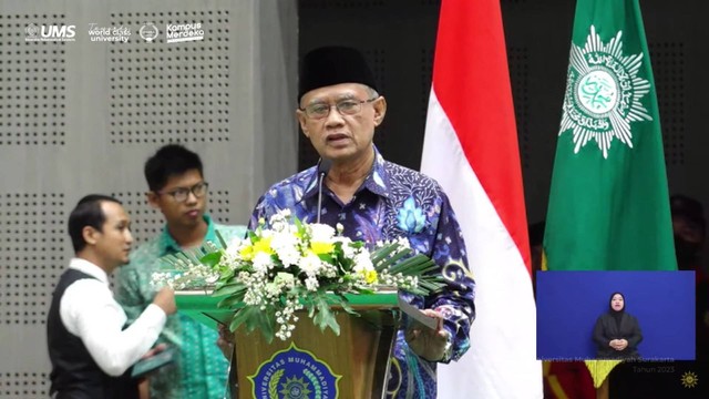 Ketua Umum PP Muhammadiyan Haedar Nashir memberikan sambutan Dialog Terbuka Muhammadiyah, Rabu (22/11/2023). Foto: Youtube/ Muhammadiyah Channel