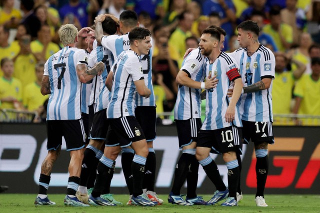Selebrasi pemain Argentina usai mencetak gol ke gawang Brasil pada pertandingan Kualifikasi Piala Dunia 2026 zona CONMEBOL di Stadion Maracana, Rio de Janeiro, Brasil, Rabu (22/11/2023). Foto: Ricardo Moraes/REUTERS