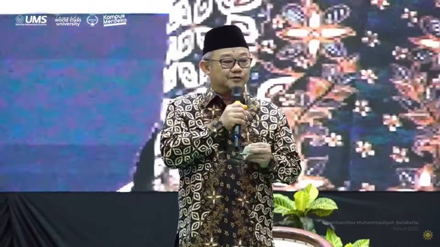 Sekretaris Umum PP Muhammadiyah Abdul Mu'ti menjadi moderator Dialog Terbuka Muhammadiyah, Rabu (22/11/2023). Foto: Youtube/ Muhammadiyah Channel