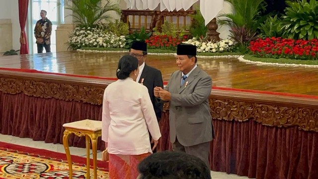 Ketua DPR Puan Maharani (kiri) berbincang dengan Menhan Prabowo Subianto usai menghadiri pelantikan Panglima TNI di Istana Negara, Jakarta, Rabu (22/11/2023). Foto: Fadjar Hadi/kumparan