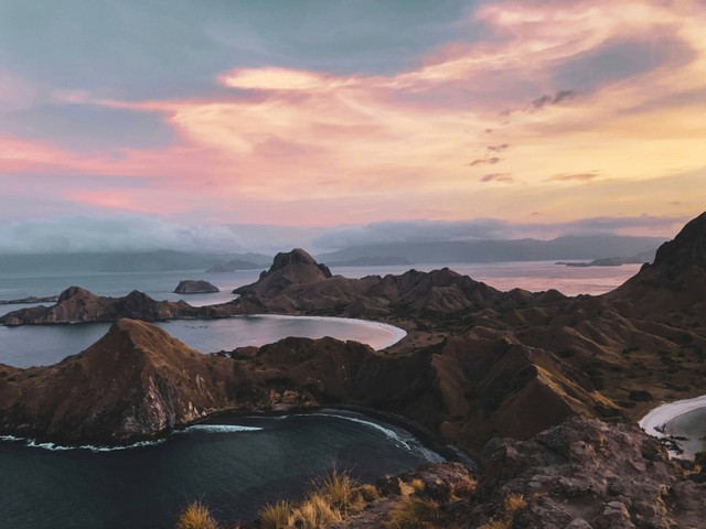 Ilustrasi Tempat Wisata di Labuan Bajo. Unsplash/william kusmo.