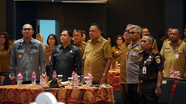 Kepala Kanwil Kemenkumham Sulawesi Utara (Sulut), Ronald Lumbuun (paling kiri) saat menghadiri Rakorev RKPD Triwulan II se Provinsi Sulut.