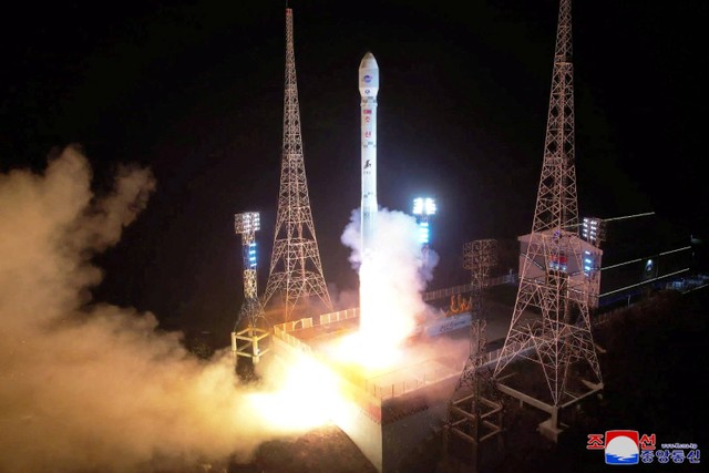 Sebuah roket yang membawa satelit mata-mata Korea Utara. Foto: KCNA/via REUTERS
