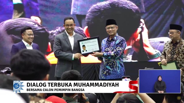 Ketua Umum PP Muhammadiyan Haedar Nashir memberikan souvenir kepada Anies Baswedan saat menghadiri Dialog Terbuka Muhammadiyah, Rabu (22/11/2023). Foto: Youtube/ Muhammadiyah Channel