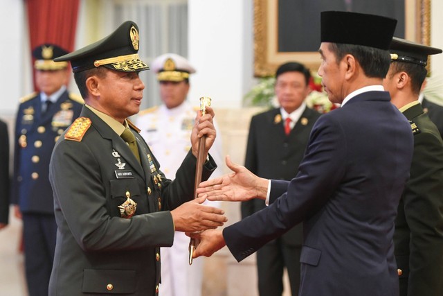 Presiden Joko Widodo (kanan) memberikan tongkat kepemimpinan kepada Jenderal TNI Agus Subiyanto (kiri) saat dilantik menjadi Panglima TNI di Istana Negara, Jakarta, Rabu (22/11/2023). Foto: Hafidz Mubarak A/ANTARA FOTO