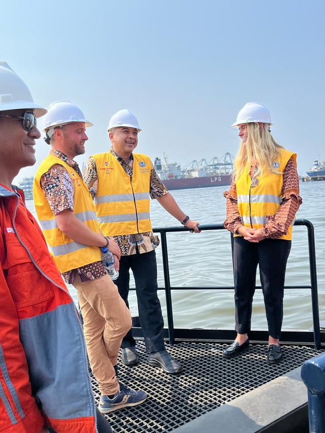 Mantan Bupati Tangerang, Ahmed Zaki Iskandar bersama The Ocean Cleanup di atas kapal yang diberikan Coldplay Neon Moon II. Foto: Dok. Istimewa