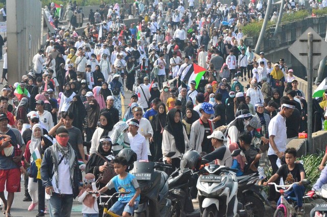 Ribuan warga melintasi jembatan Ahmad Yani Summarecon Bekasi usai mengikuti aksi "Bela Palestina" di Alun-Alun Patriot Kota Bekasi/11/11/2023/Dok.Fath