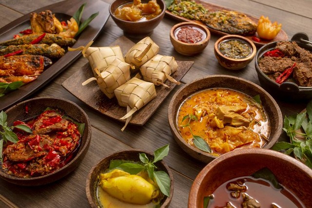 Ilustrasi berbagai menu makanan dari Sumatera. Foto: Shutterstock