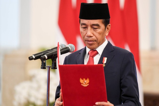 Presiden Jokowi membacakan surat keputusan saat melantik Dewan Pimpinan Pusat Legiun Veteran Republik Indonesia (LVRI) di Istana Negara, Jakarta, Rabu (22/11/2023). Foto: Hafidz Mubarak A/ANTARA FOTO